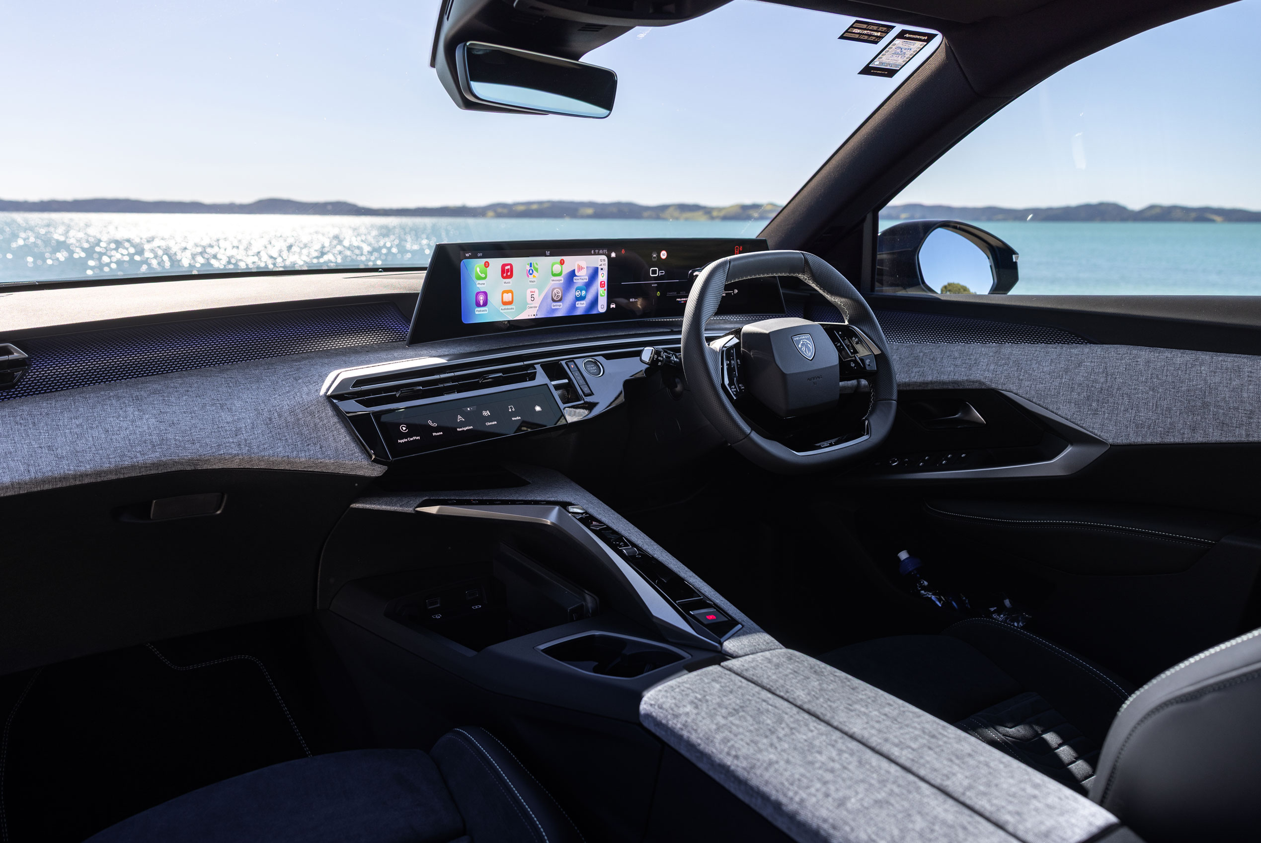 Peugeot 3008 Hybrid Panoramic i-Cockpit interior