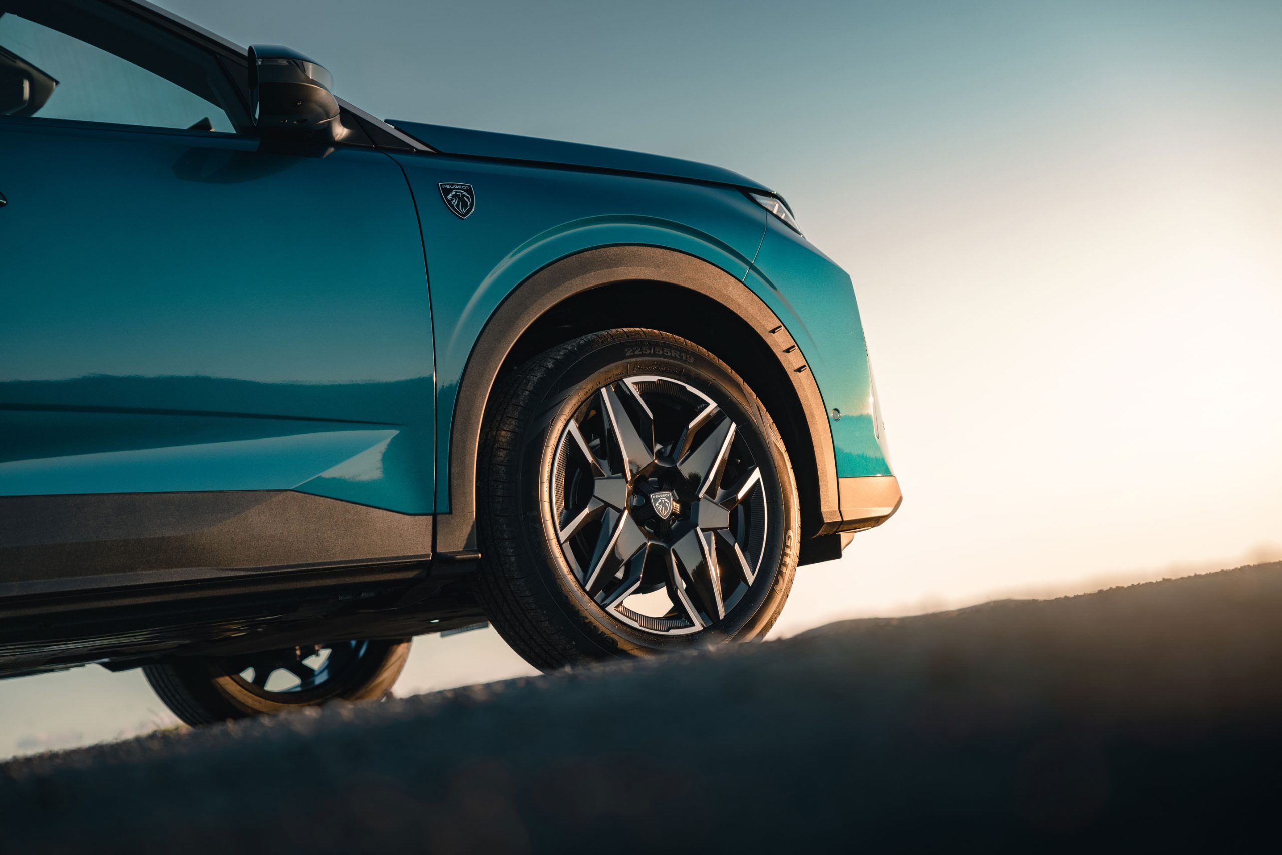 Peugeot 3008 Hybrid alloy wheel detail